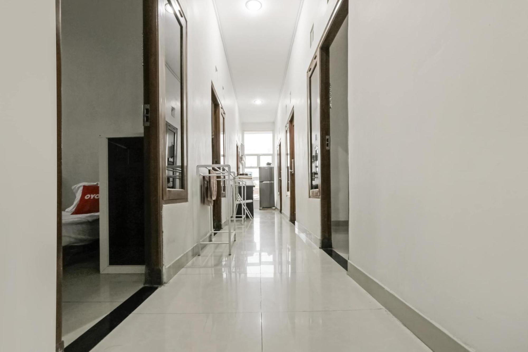 Super Oyo 3838 Tamansari Guest House スラカルタ エクステリア 写真