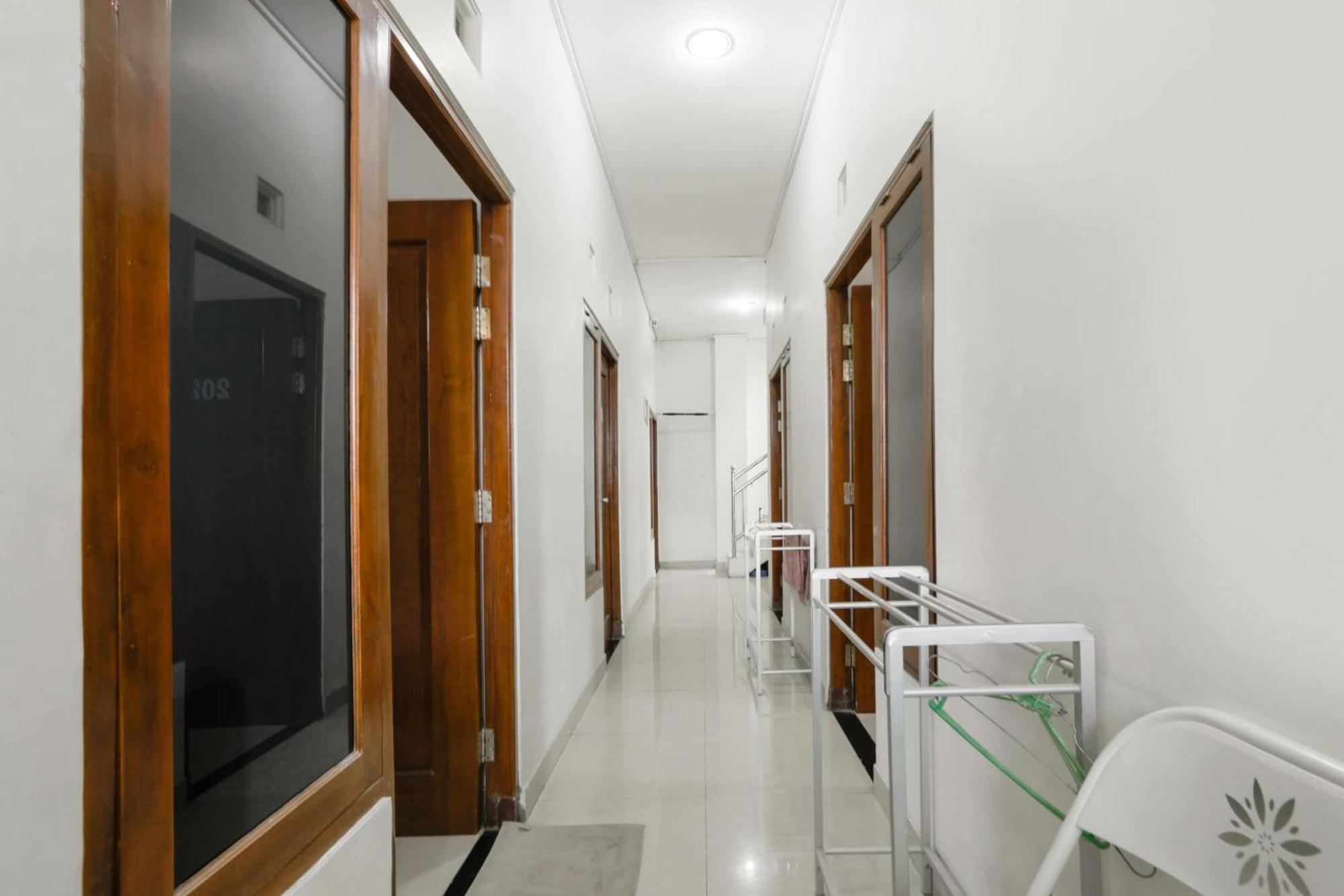 Super Oyo 3838 Tamansari Guest House スラカルタ エクステリア 写真